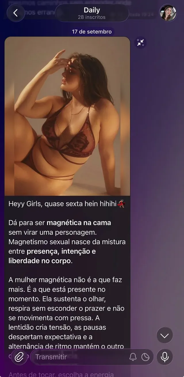 Mensagem do Daily de 17 de setembro, com foto: dá para ser magnética na cama sem virar uma personagem. Magnetismo sexual nasce da mistura entre presença, intenção e liberdade no corpo.